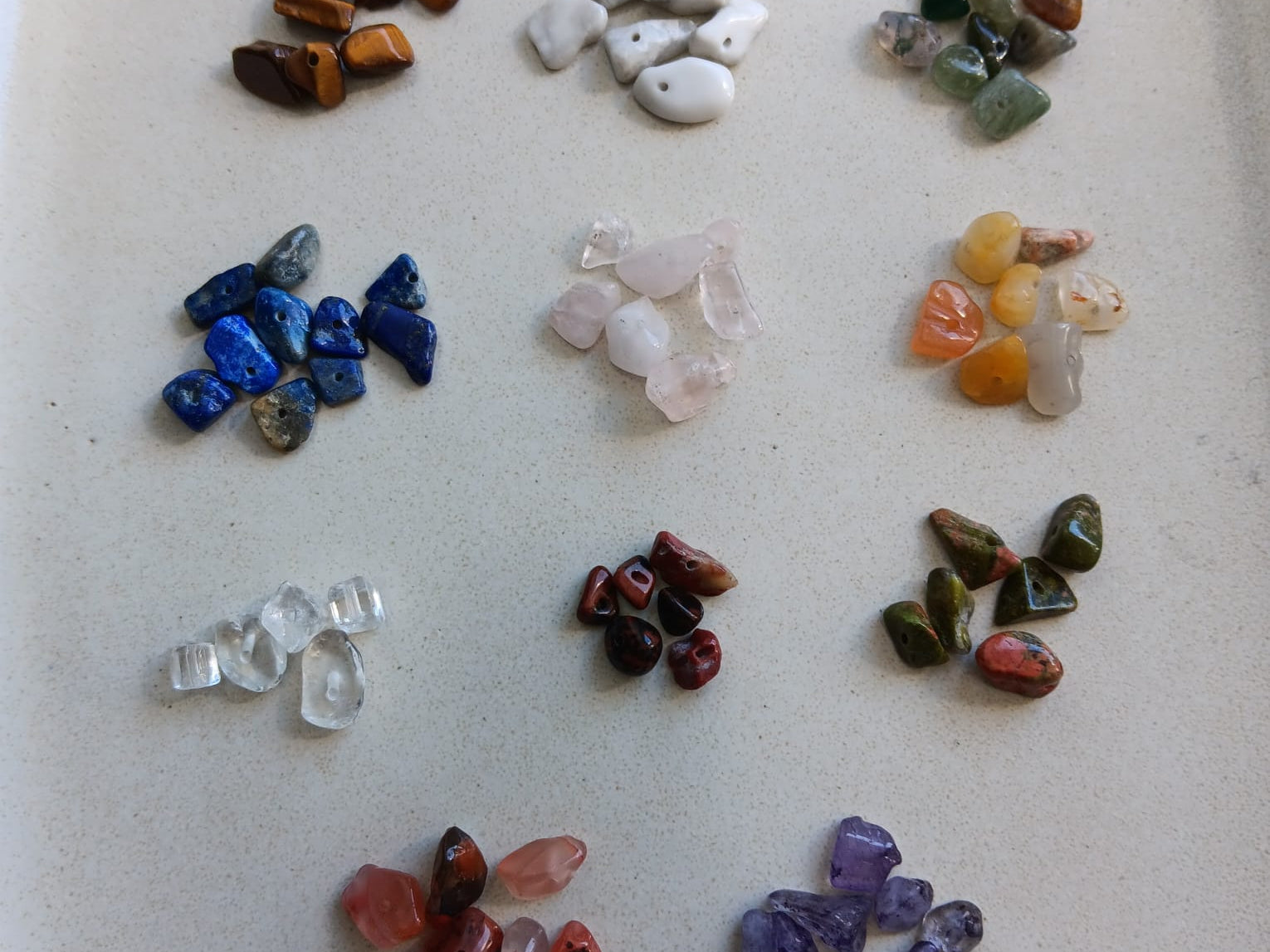 Débuter la création de bijoux en pierres naturelles : guide complet pour bien commencer