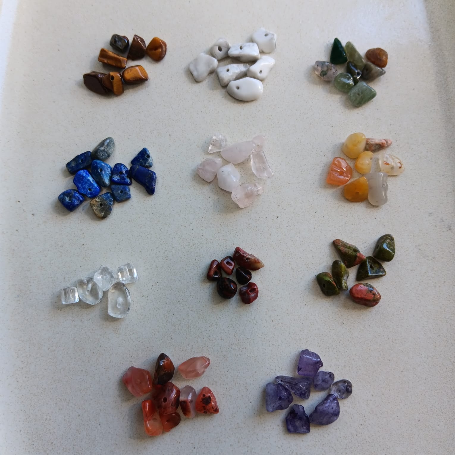 Débuter la création de bijoux en pierres naturelles : guide complet pour bien commencer