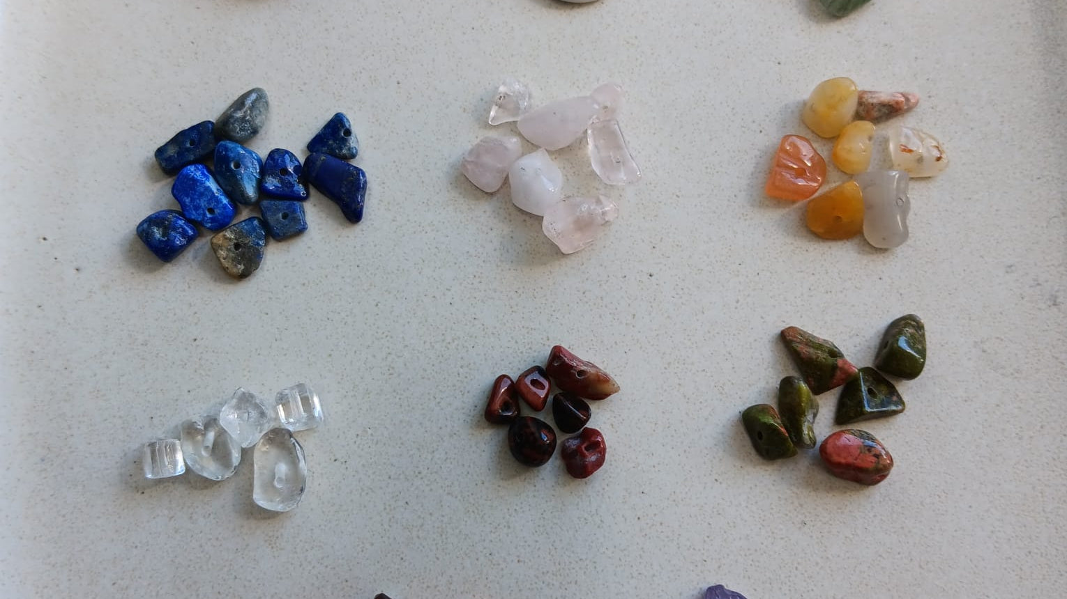 Débuter la création de bijoux en pierres naturelles : guide complet pour bien commencer