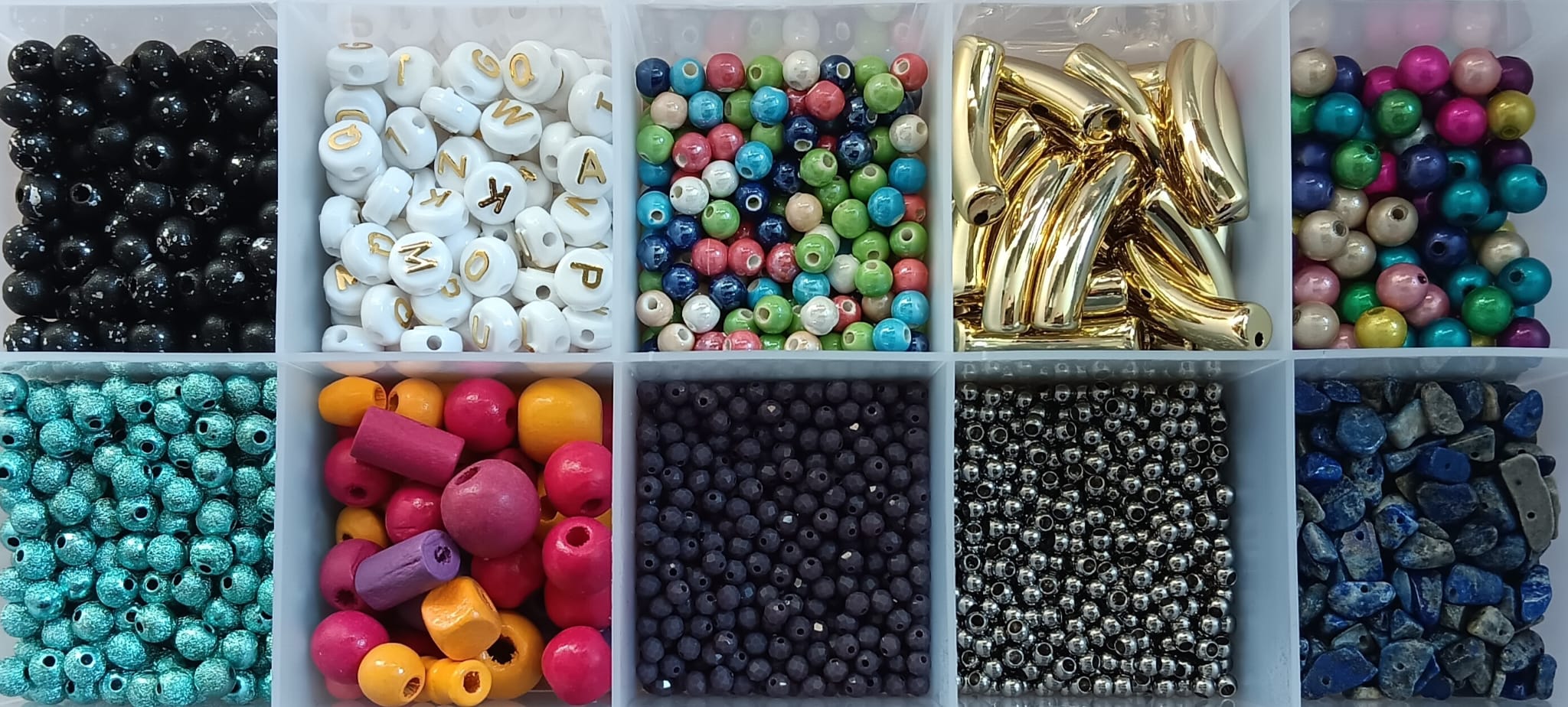 Comprendre les différences entre les perles naturelles, en verre, acrylique, métal, céramique et polymère
