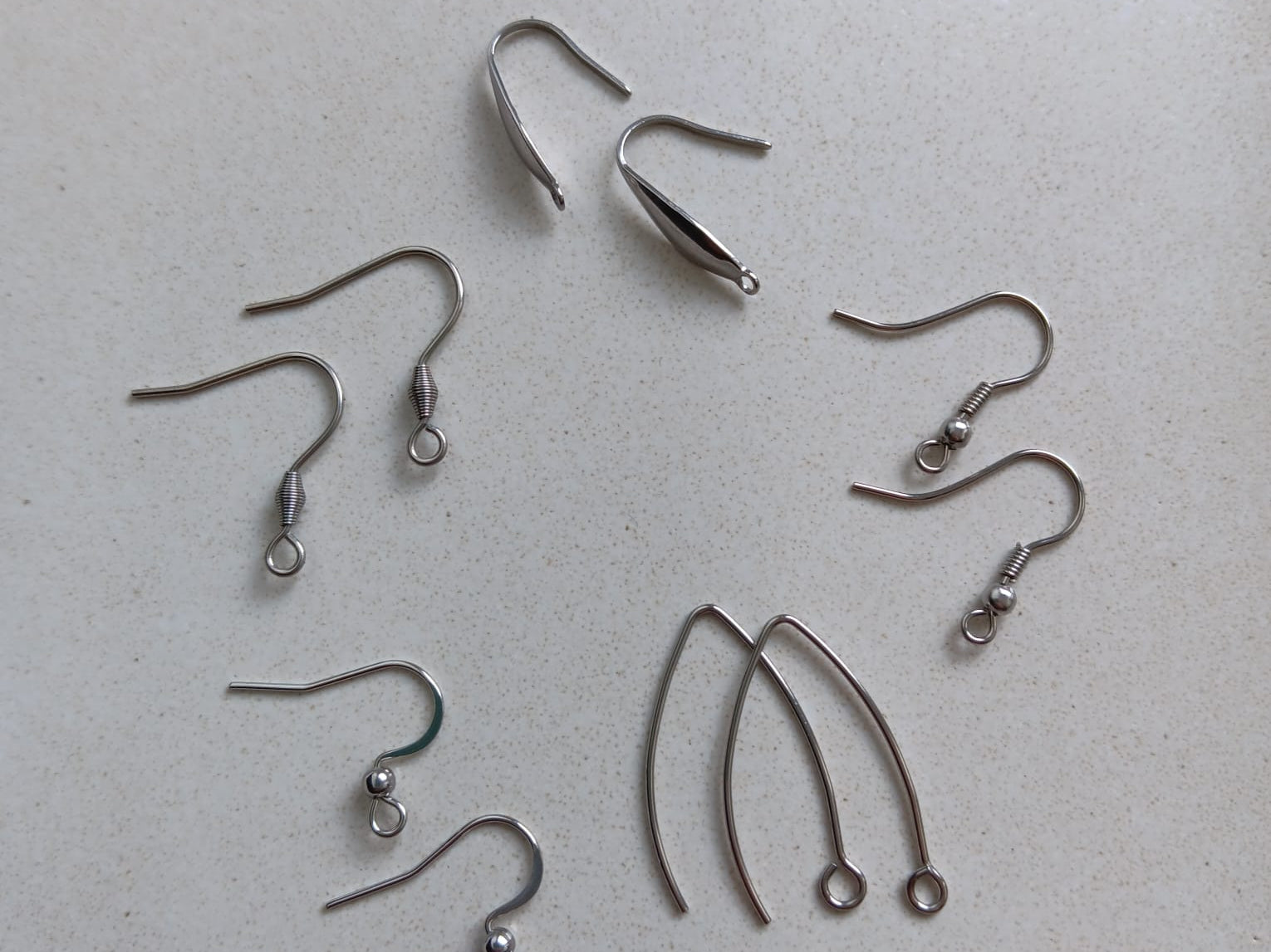 Les crochets d’oreilles : élégance et légèreté pour vos créations DIY