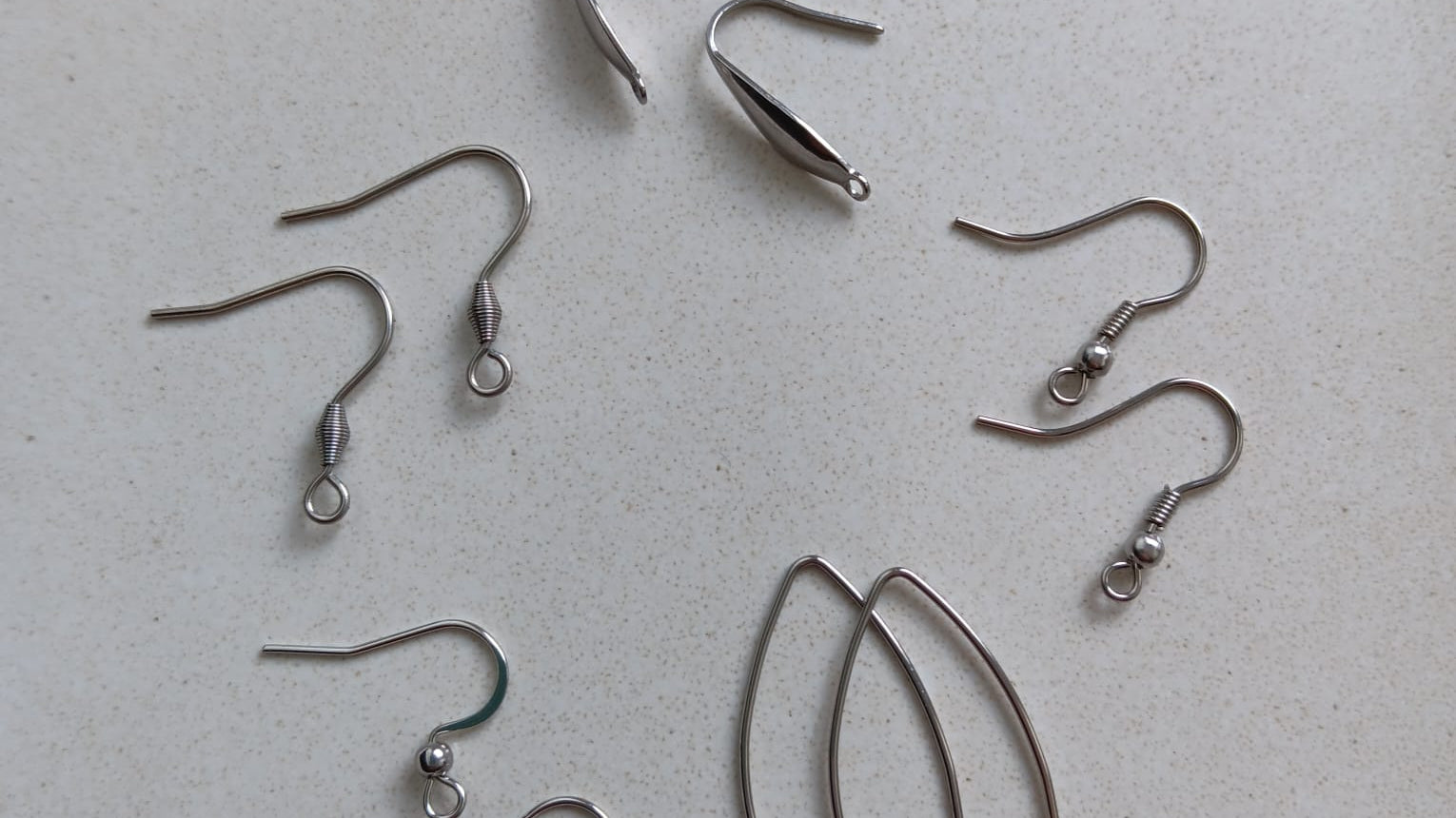 Les crochets d’oreilles : élégance et légèreté pour vos créations DIY