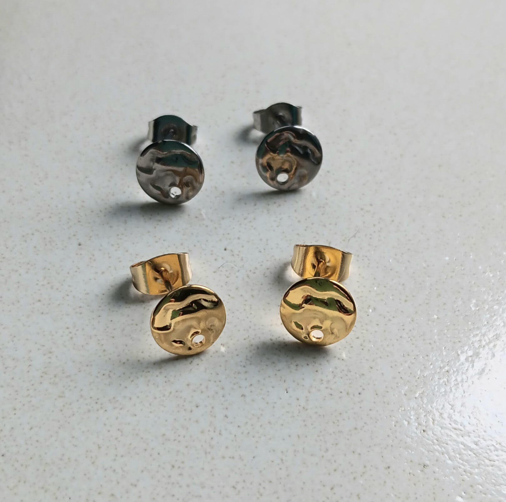 Clous d’oreilles : tout savoir sur ces indispensables supports bijoux