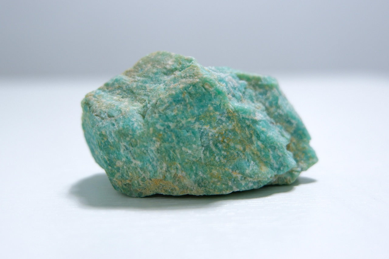 Amazonite : la pierre naturelle aux vertus apaisantes et élégantes