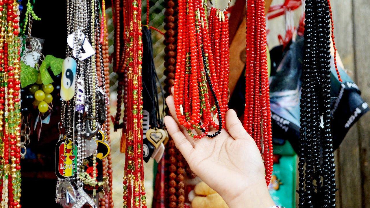 Quelle perle choisir selon le style de bijoux ? Conseils pour des créations réussies
