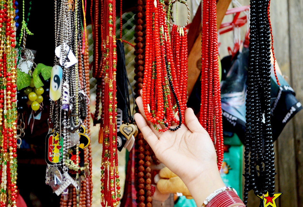 Quelle perle choisir selon le style de bijoux ? Conseils pour des créations réussies