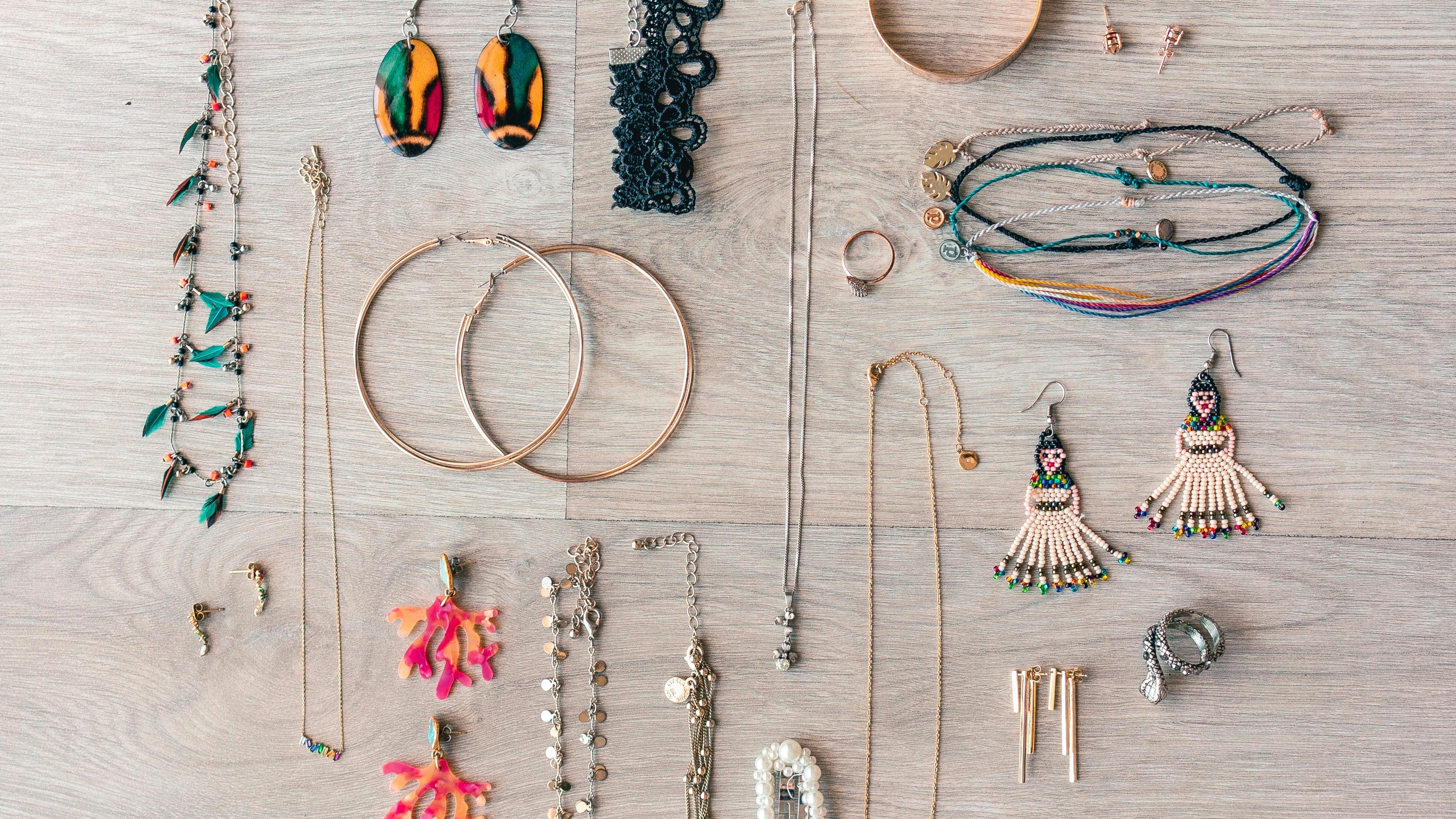 Pourquoi se lancer dans le DIY bijoux ? Bienfaits, créativité et liberté