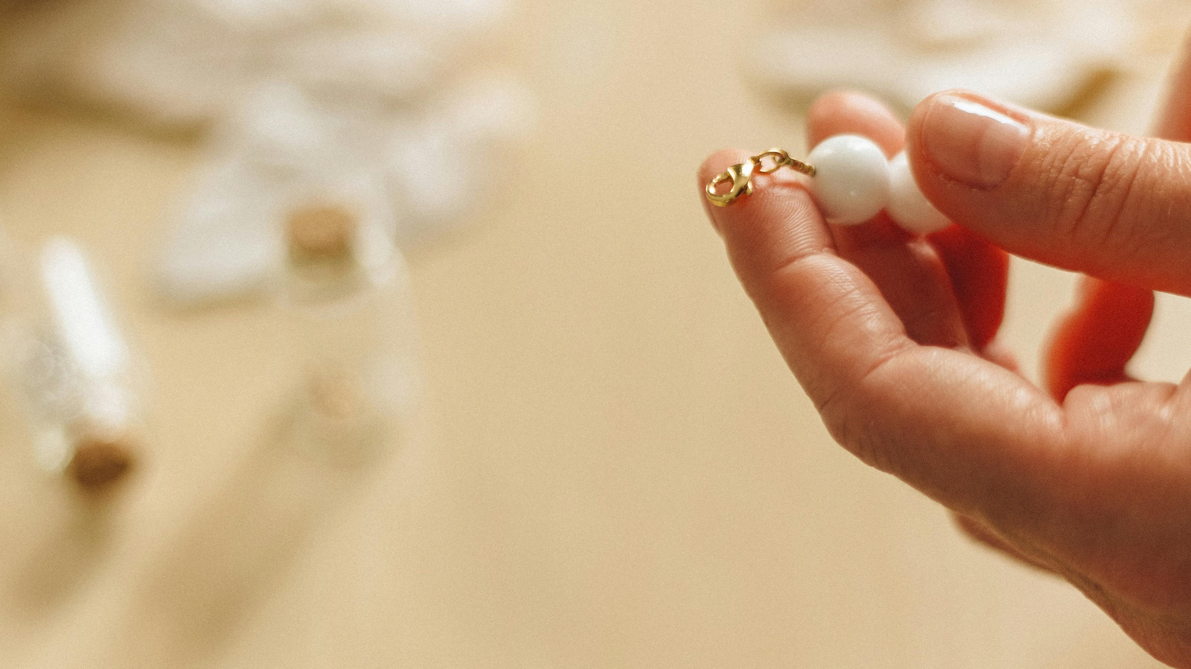 Créer des bijoux DIY en 2026 : tendances, inspirations et bases essentielles