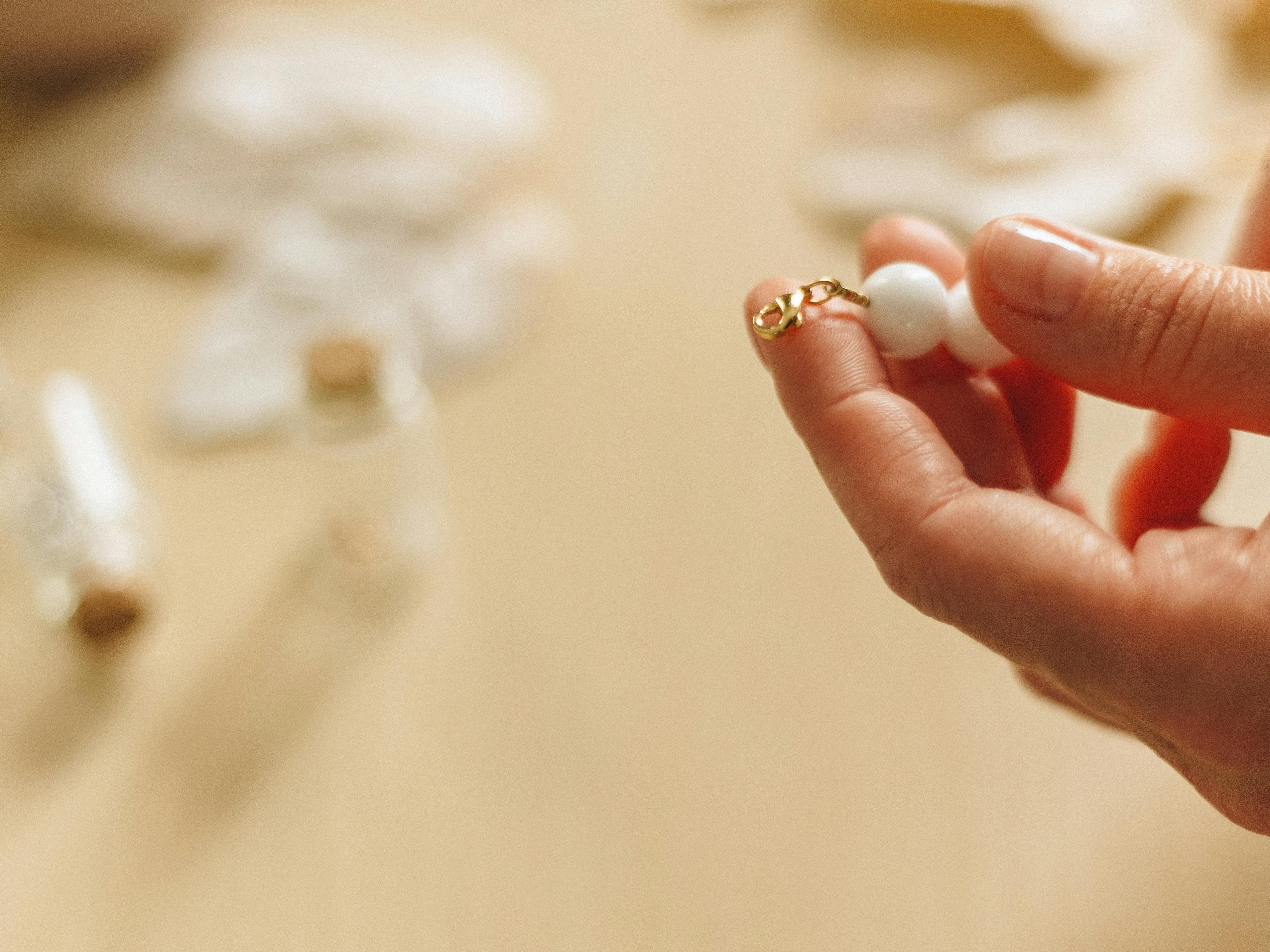 Créer des bijoux DIY en 2026 : tendances, inspirations et bases essentielles