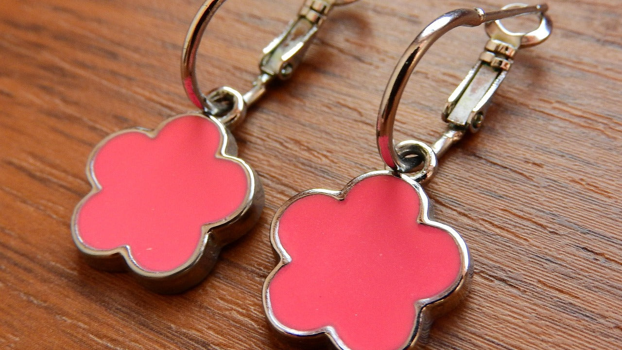 Créer des boucles d’oreilles modernes avec peu de matériel : 3 idées rapides et sans outils