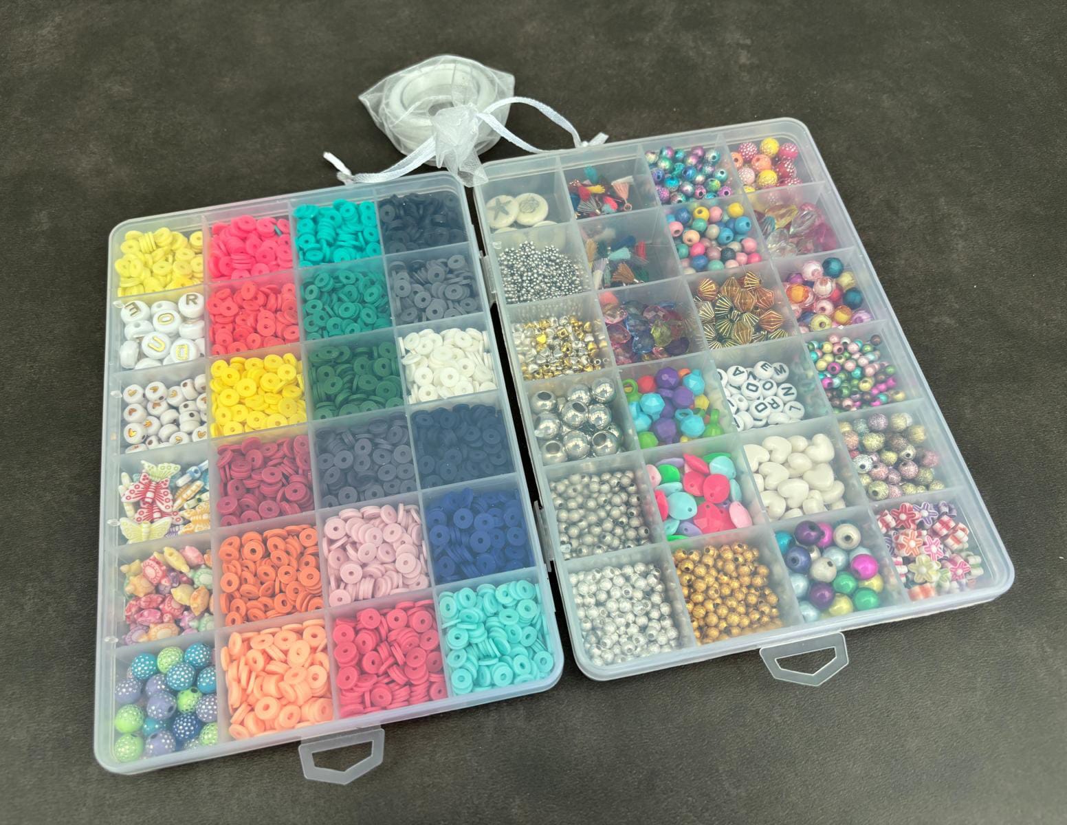 Quels bijoux faire avec les enfants pendant les vacances ? Idées simples, jolies et sans dander