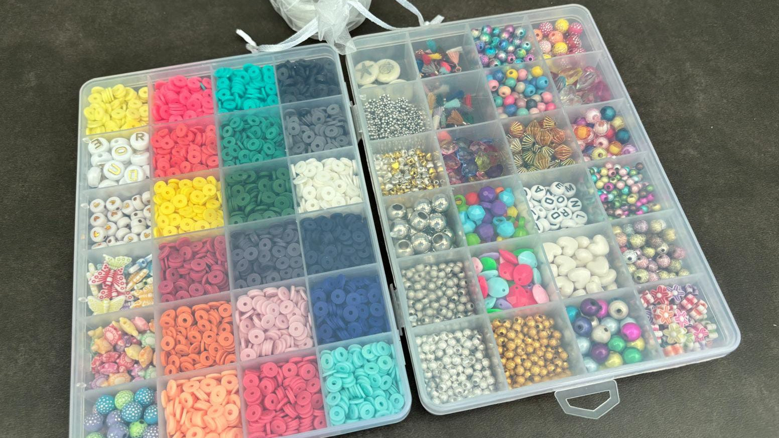 Quels bijoux faire avec les enfants pendant les vacances ? Idées simples, jolies et sans dander