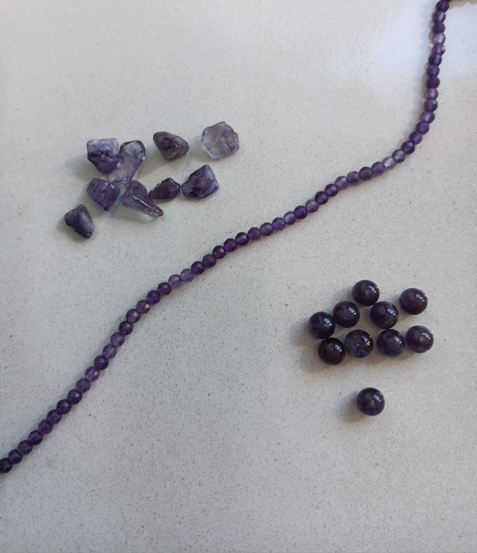perlesetcreationbijoux - zoom sur l'améthyste naturelle avec des perles chips, des perles rondes facettées et des perles rondes