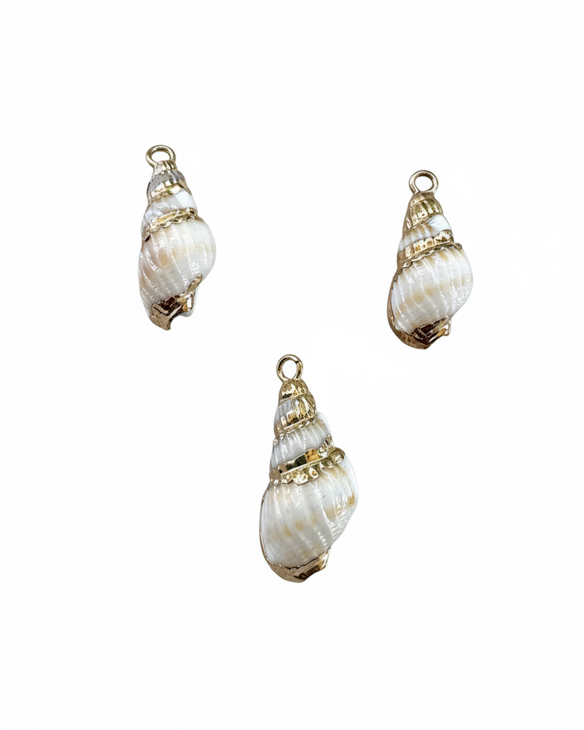 3 breloques coquillages spirale dorées fond blanc