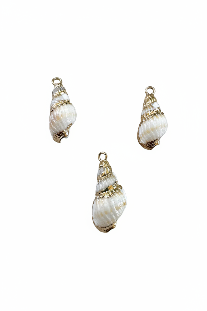 3 breloques coquillages spirale dorées fond blanc