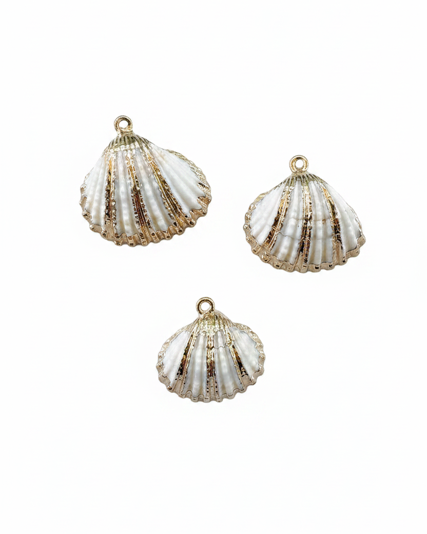 3 breloques coquilles Saint-Jacques dorées fond blanc