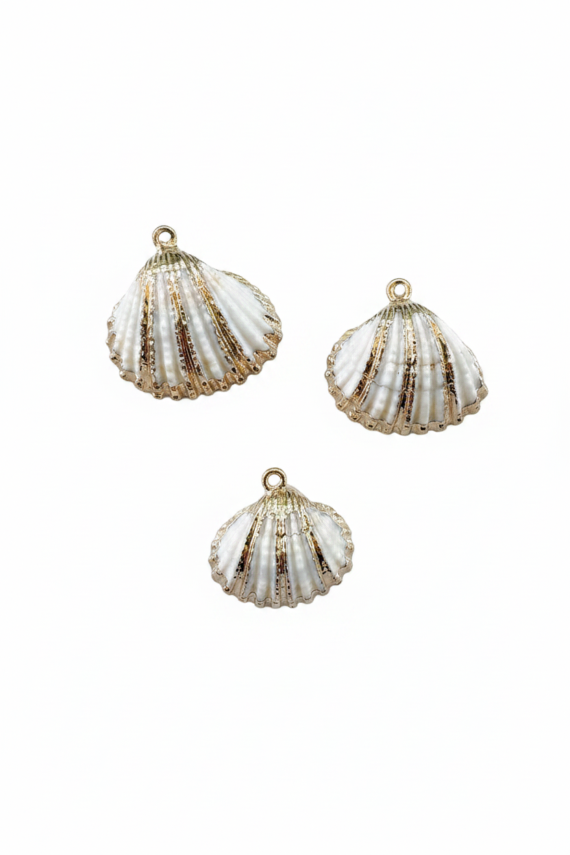 3 breloques coquilles Saint-Jacques dorées fond blanc