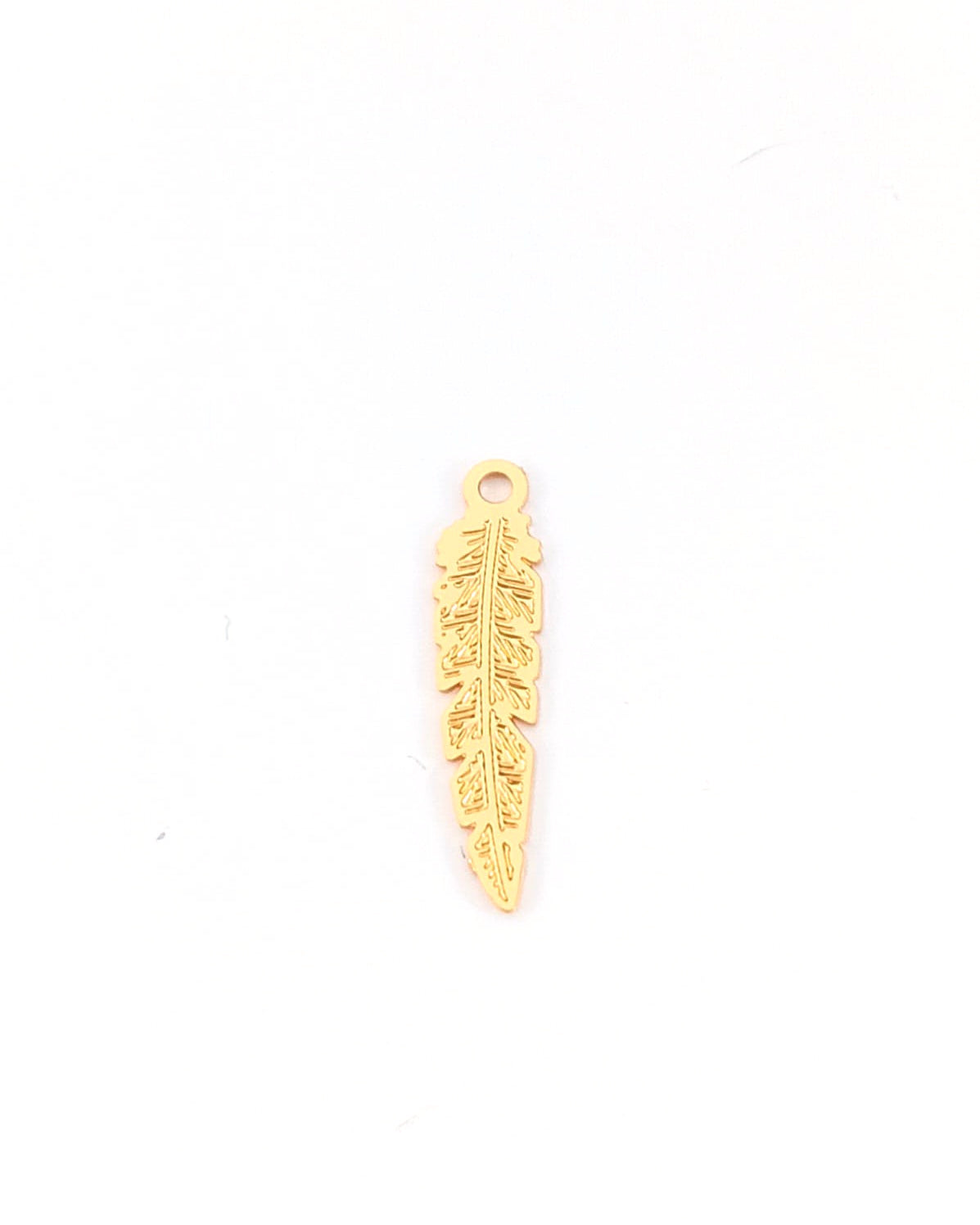 perlesetcreationbijoux - breloque filigrane plume dorée en laiton de 17x4 mm