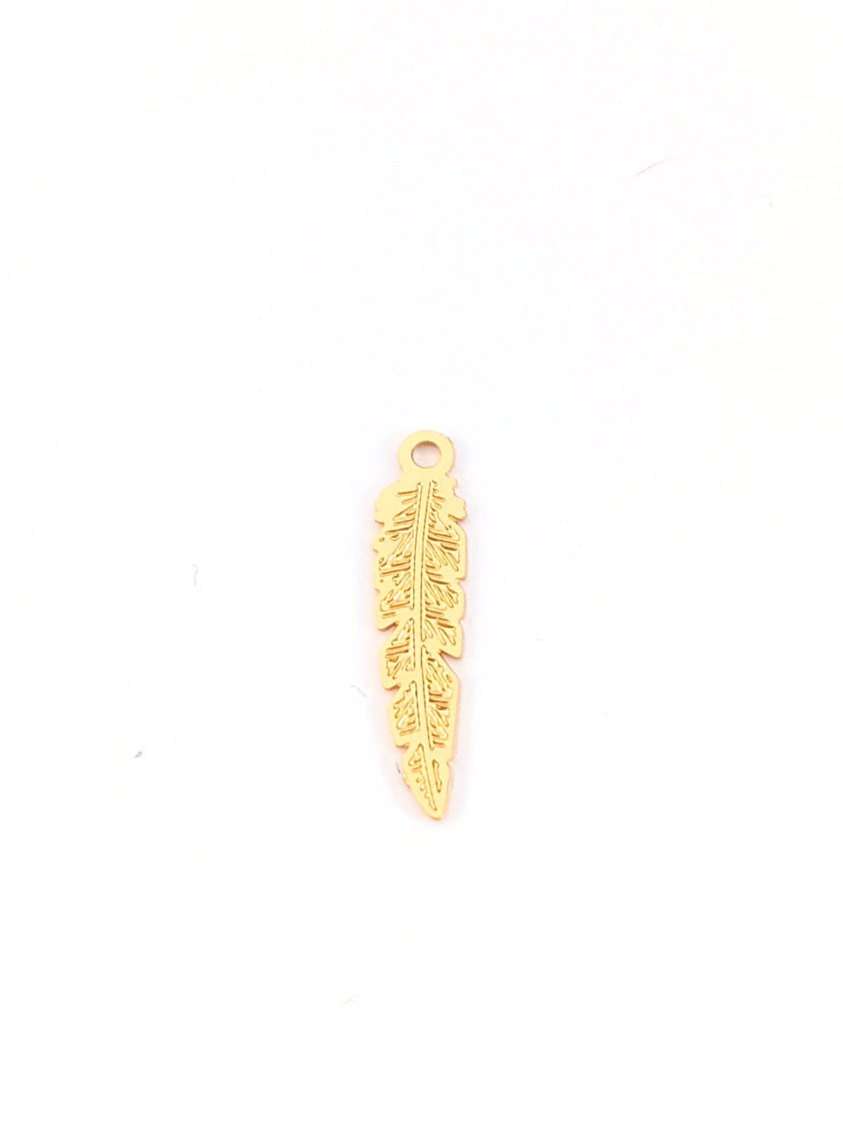 perlesetcreationbijoux - breloque filigrane plume dorée en laiton de 17x4 mm