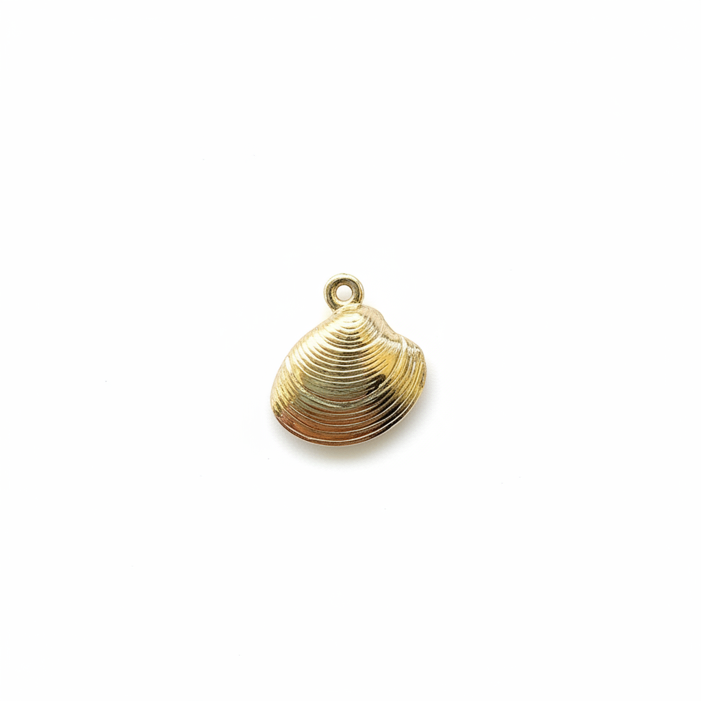 Breloque coquillage dorée fond blanc