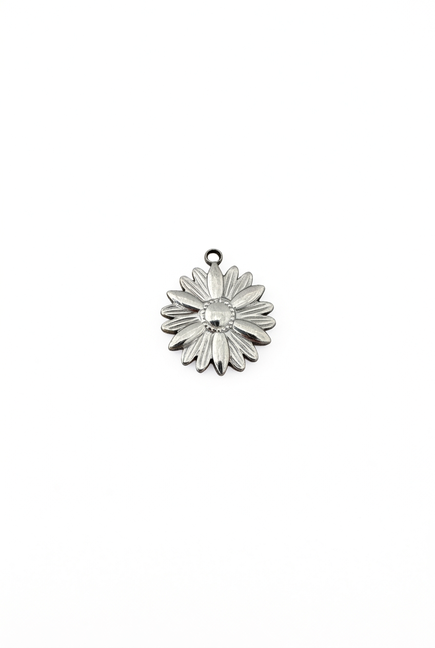breloque fleur argentée sur fond blanc