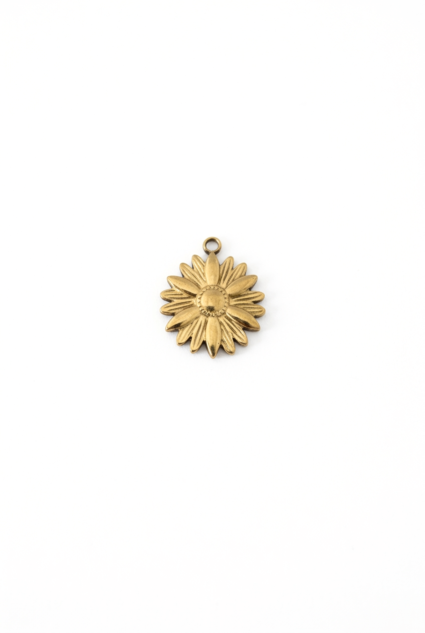 breloque fleur dorée sur fond blanc