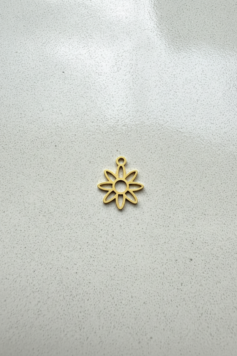 Breloque fleur plus dorée fond conservé