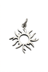 Breloque soleil argentée sur fond blanc