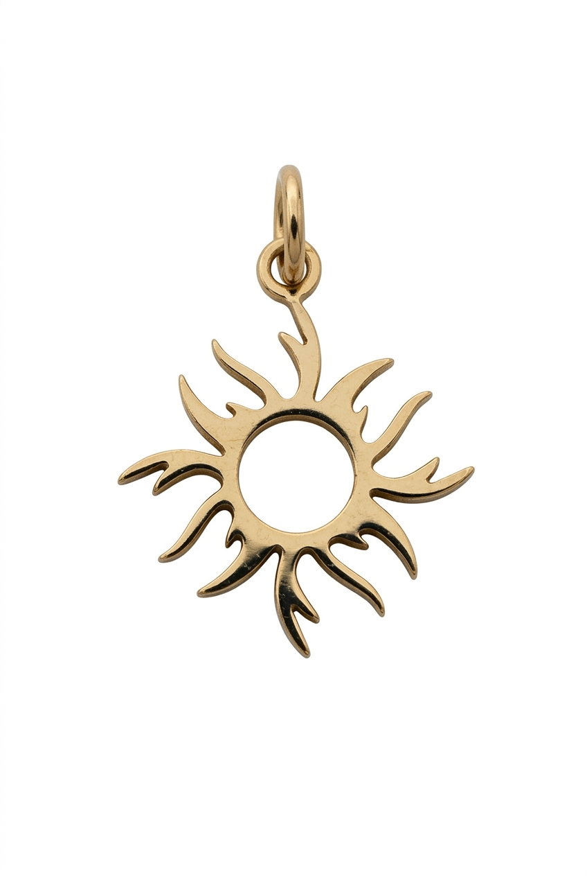 Breloque soleil dorée sur fond blanc