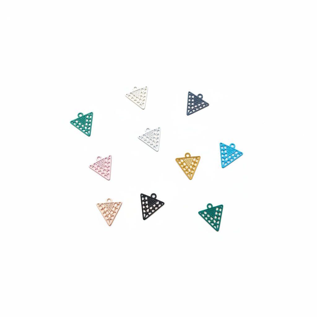 Breloques triangles filigrane multicolores fond blanc