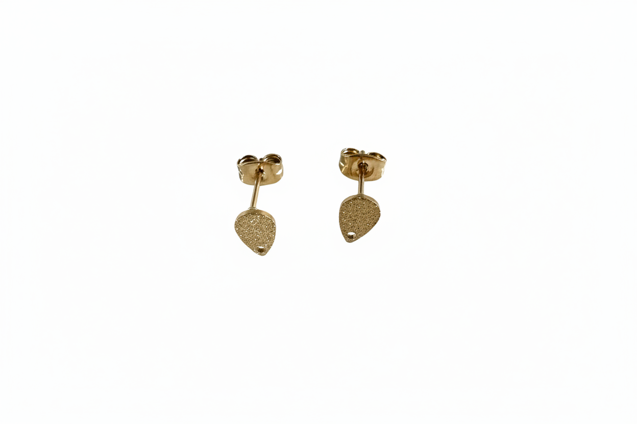 Clous d'oreilles goutte pailletés dorés fond blanc v2