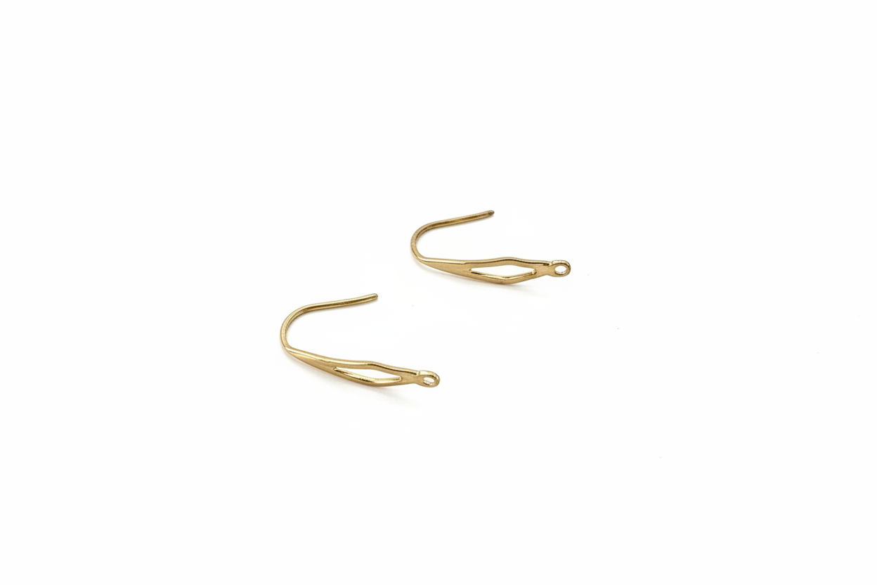 Crochets d'oreilles design dorés fond blanc