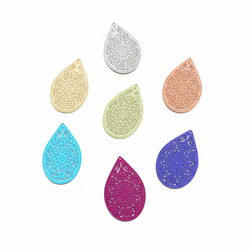 Pendentifs gouttes filigrane multicolores fond blanc