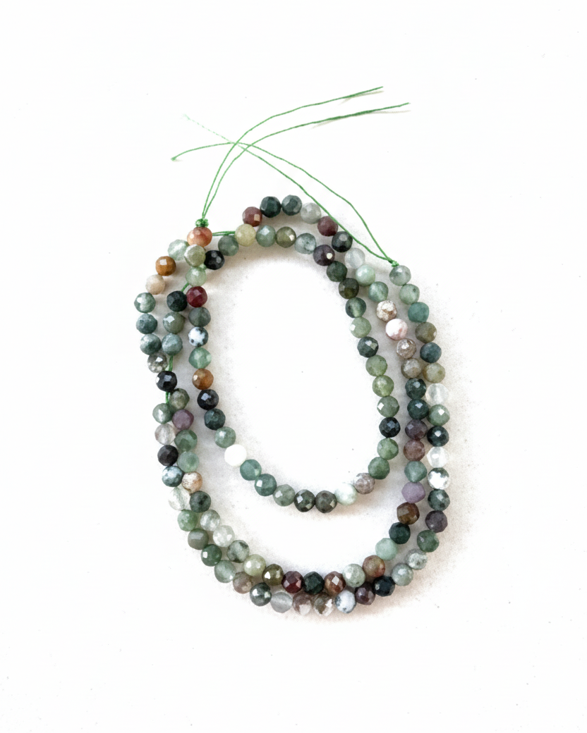 Perles facettées agate indienne fond blanc