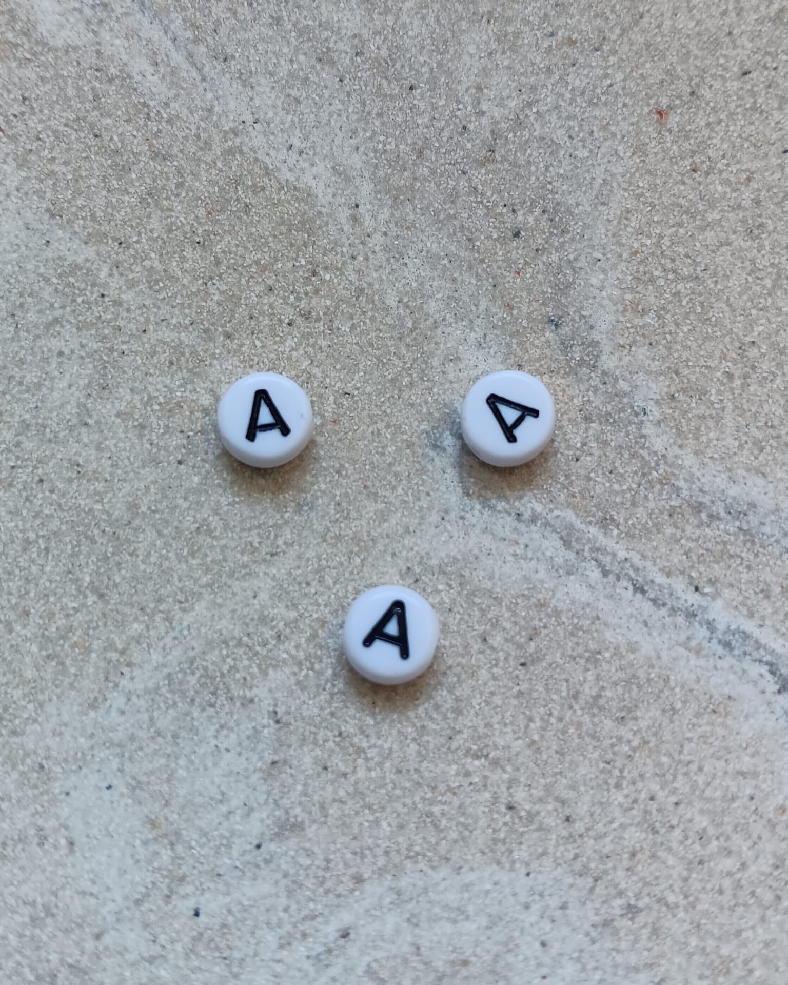 perlesetcreationbijoux - perle lettre A en acrylique blanc et noir de 7 mm