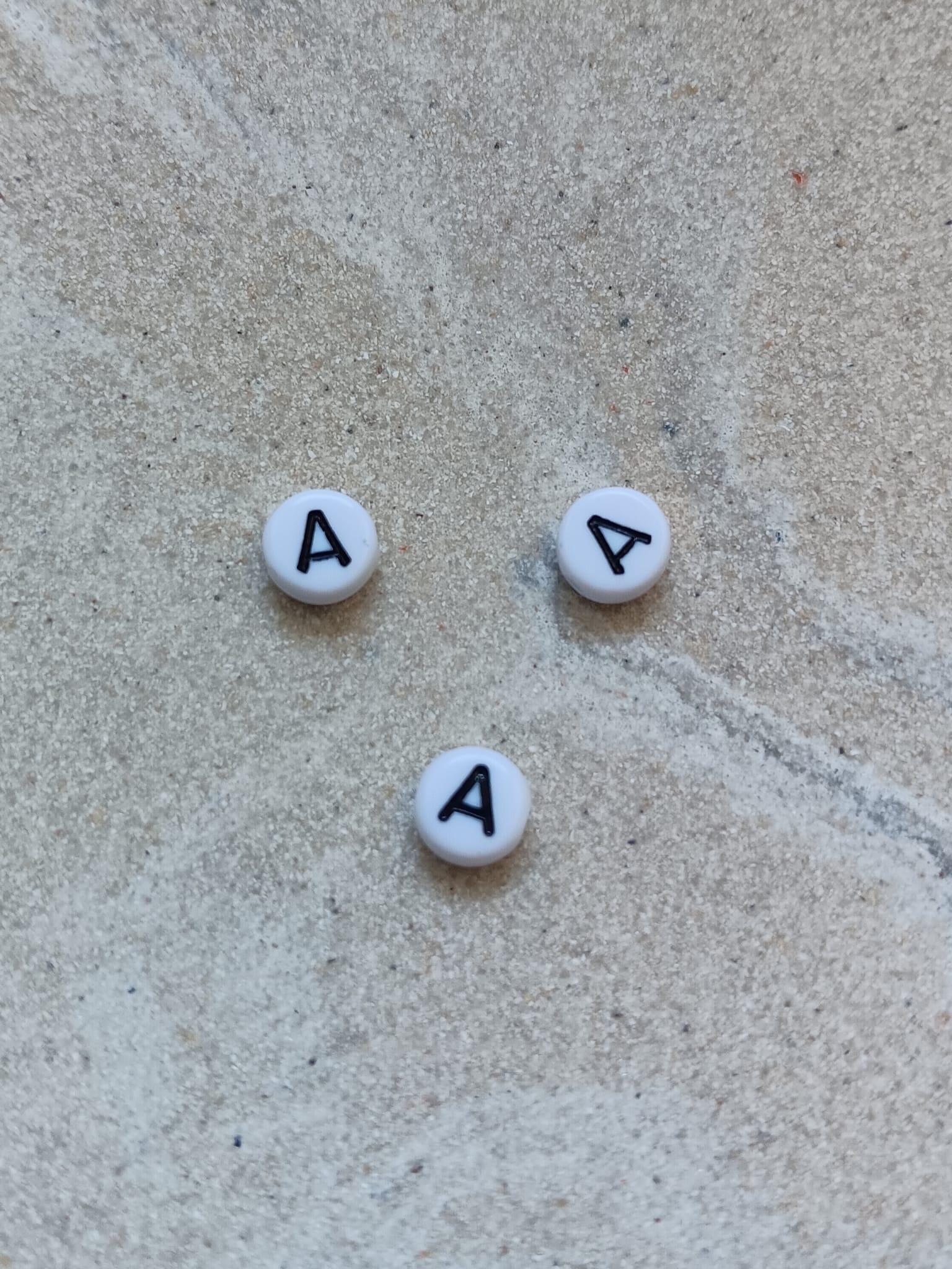 perlesetcreationbijoux - perle lettre A en acrylique blanc et noir de 7 mm