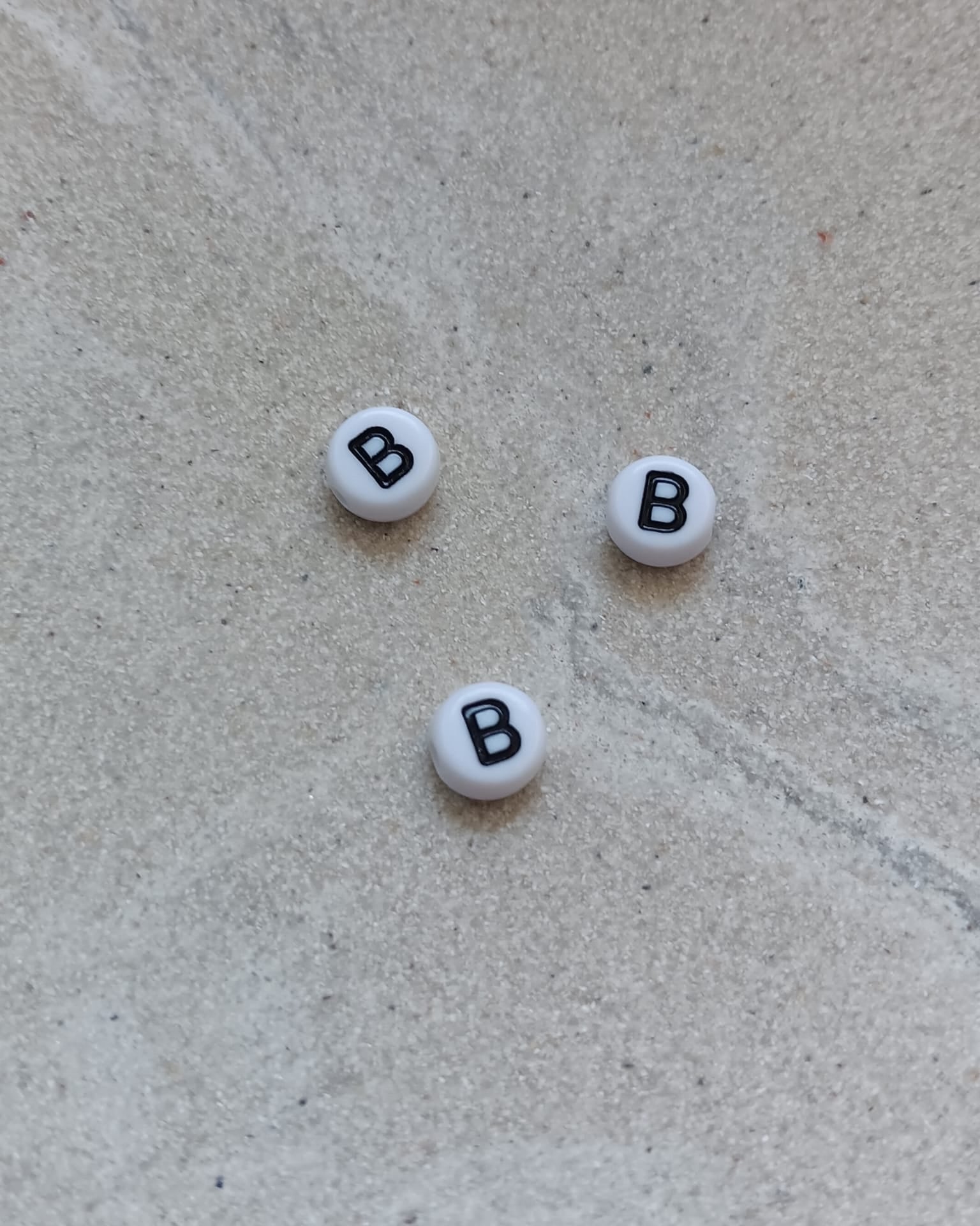 perlesetcreationbijoux - perle lettre B en acrylique blanc et noir de 7 mm