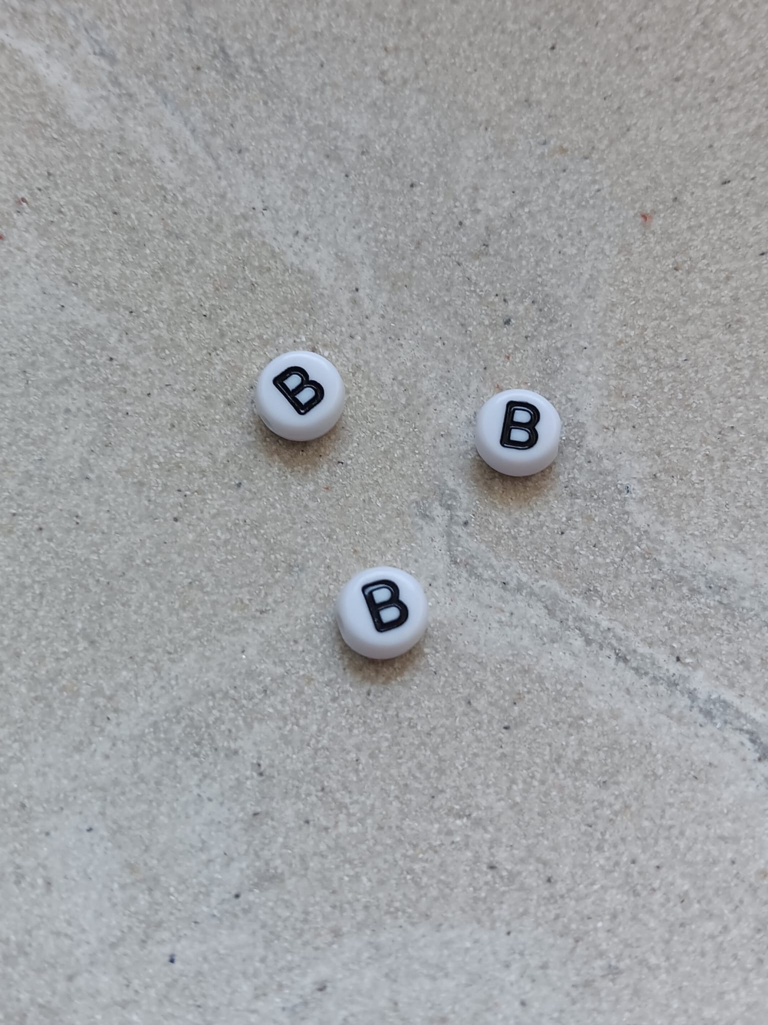 perlesetcreationbijoux - perle lettre B en acrylique blanc et noir de 7 mm