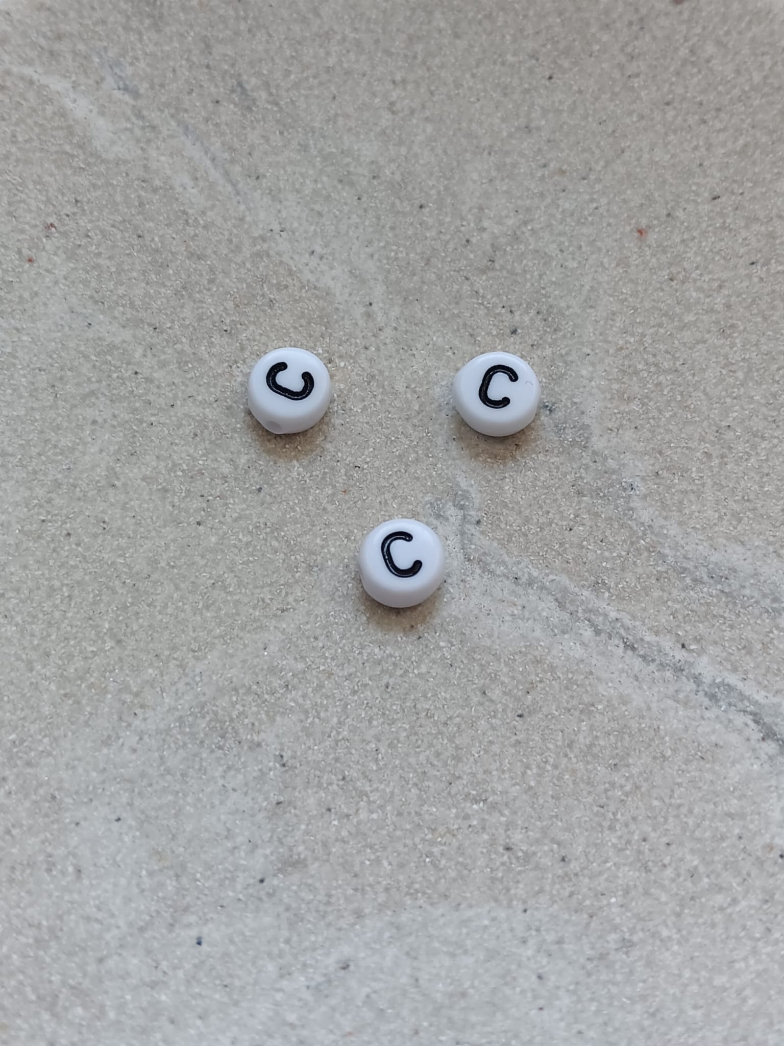 perlesetcreationbijoux - perle lettre C en acrylique blanc et noir de 7 mm