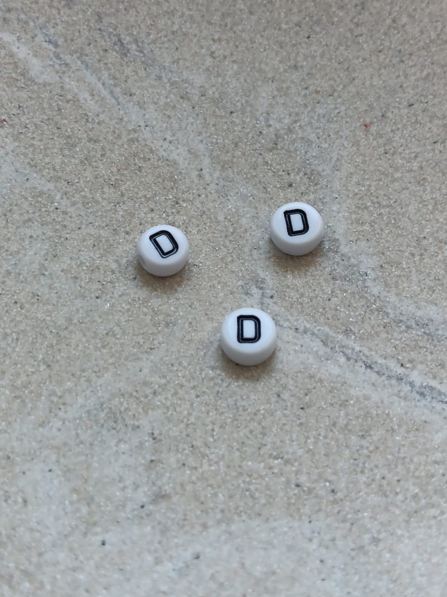 perlesetcreationbijoux - perle lettre D en acrylique blanc et noir de 7 mm