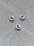 perlesetcreationbijoux - perle lettre E en acrylique blanc et noir de 7 mm