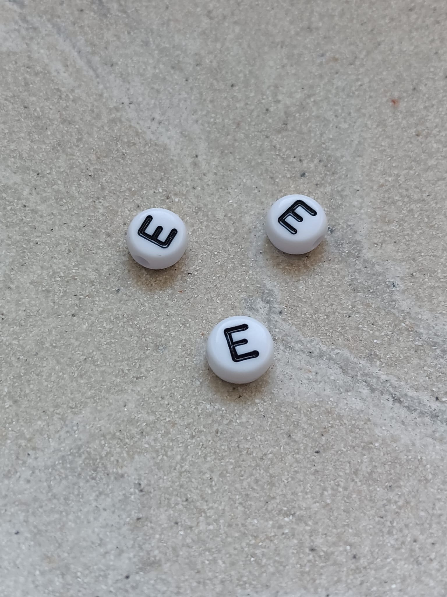 perlesetcreationbijoux - perle lettre E en acrylique blanc et noir de 7 mm