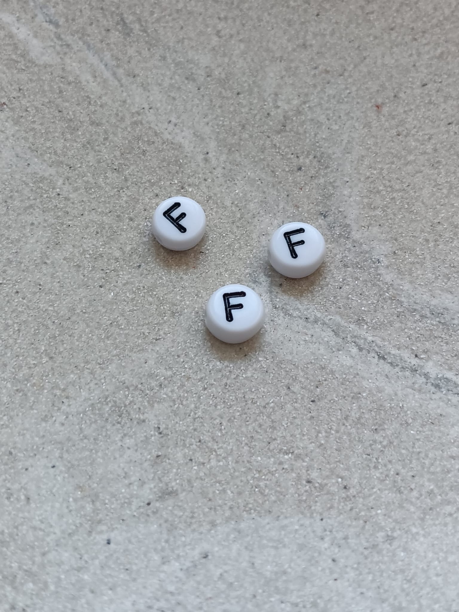 perlesetcreationbijoux - perle lettre F en acrylique blanc et noir de 7 mm