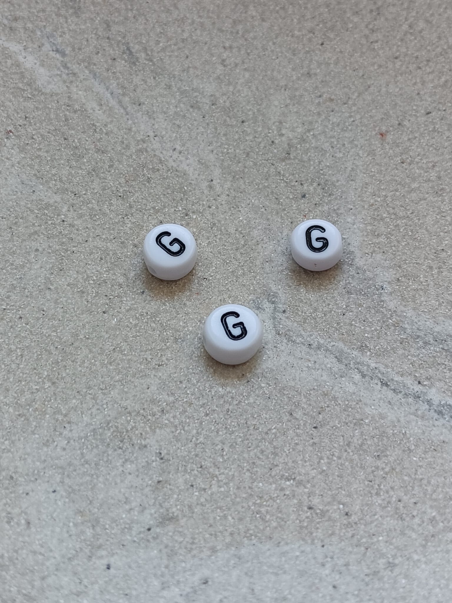 perlesetcreationbijoux - perle lettre G en acrylique blanc et noir de 7 mm