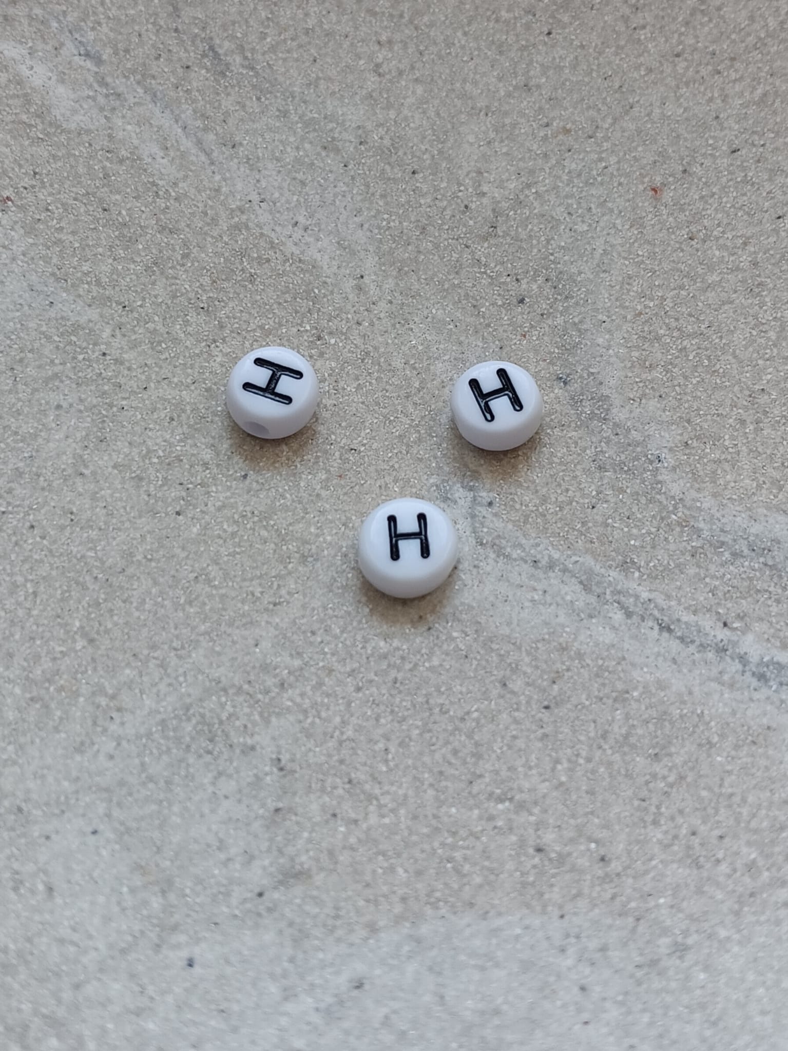 perlesetcreationbijoux - perle lettre H en acrylique blanc et noir de 7 mm