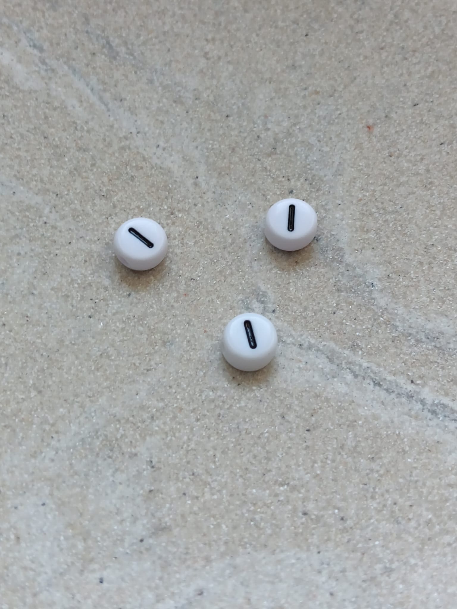 perlesetcreationbijoux - perle lettre I en acrylique blanc et noir de 7 mm