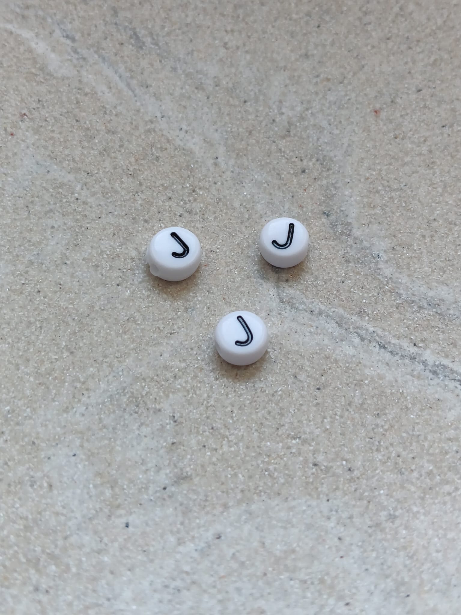 perlesetcreationbijoux - perle lettre J en acrylique blanc et noir de 7 mm