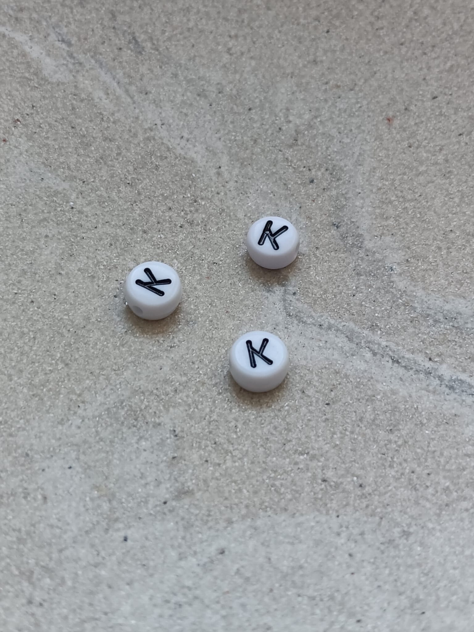 perlesetcreationbijoux - perle lettre K en acrylique blanc et noir de 7 mm