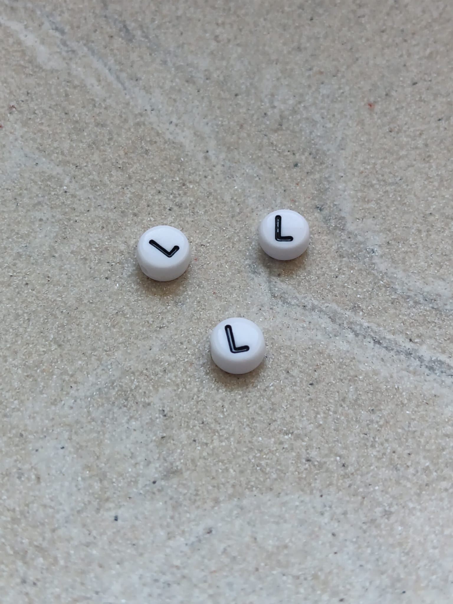 perlesetcreationbijoux - perle lettre L en acrylique blanc et noir de 7 mm