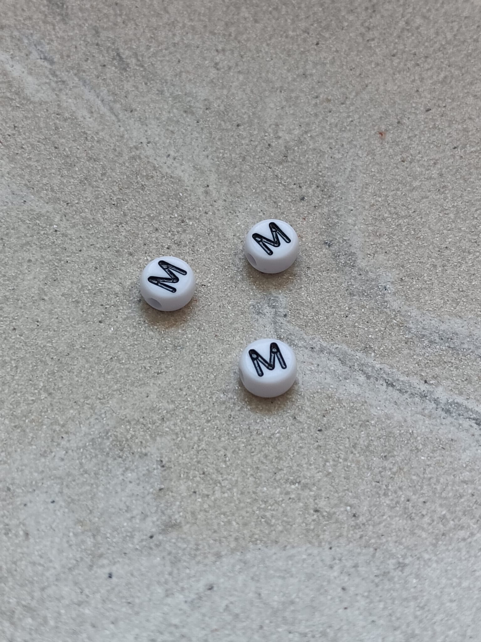 perlesetcreationbijoux - perle lettre M en acrylique blanc et noir de 7 mm